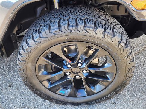 Used 2022 Jeep Wrangler Unlimited Sahara w/ Cold Weather Group image 14