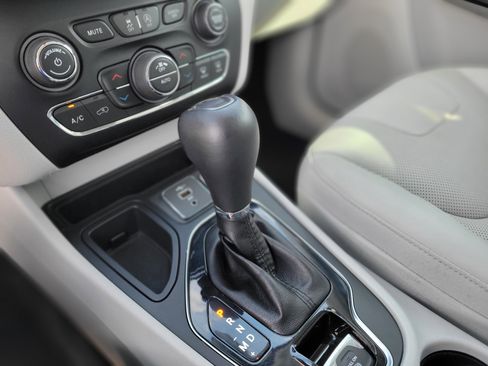 Used 2020 Jeep Cherokee Limited image 23