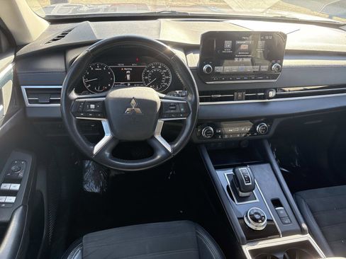 Used 2022 Mitsubishi Outlander SE image 8