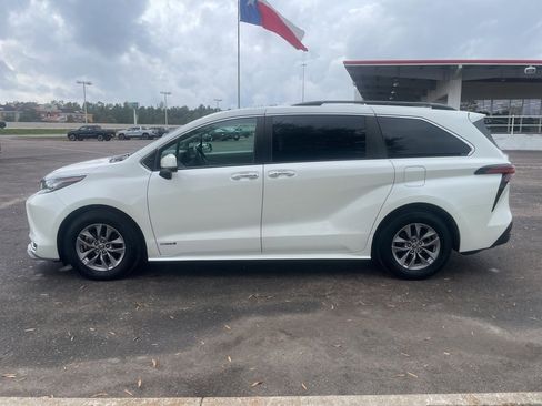 Used 2021 Toyota Sienna XLE image 4