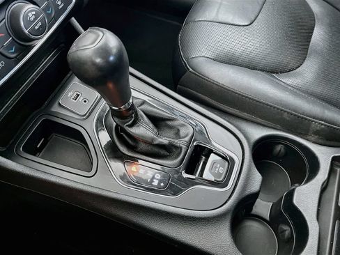 Used 2019 Jeep Cherokee Limited FWD image 17