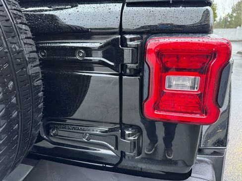 Used 2022 Jeep Wrangler Unlimited Sahara w/ Cold Weather Group image 16