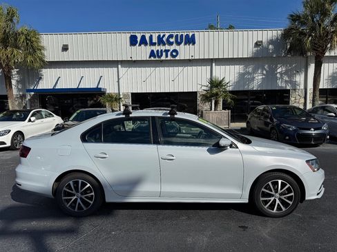 Used 2018 Volkswagen Jetta SE FWD image 1
