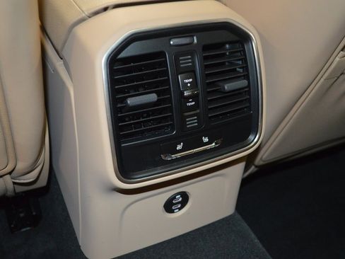 Certified 2025 Porsche Macan image 36