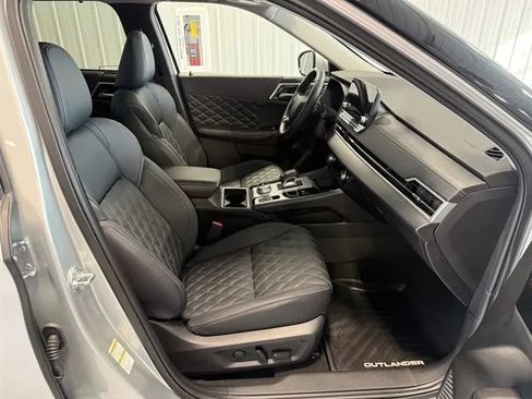 Used 2025 Mitsubishi Outlander SEL image 31