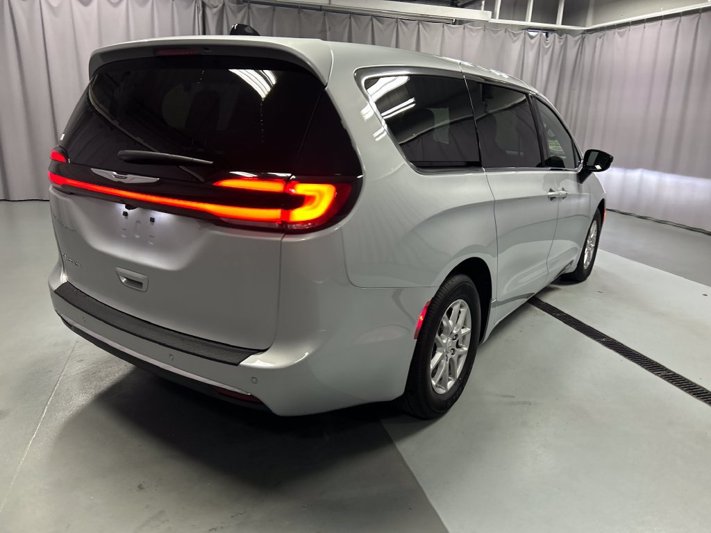 Used 2026 Chrysler Pacifica Select FWD image 7