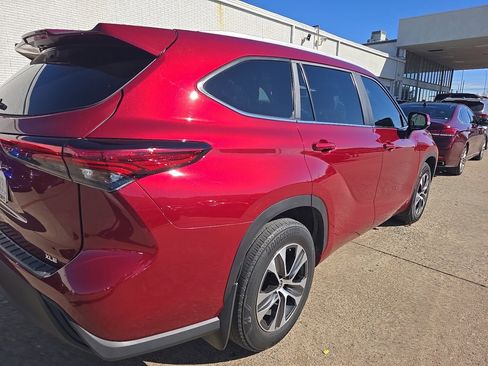 Used 2023 Toyota Highlander XLE image 4