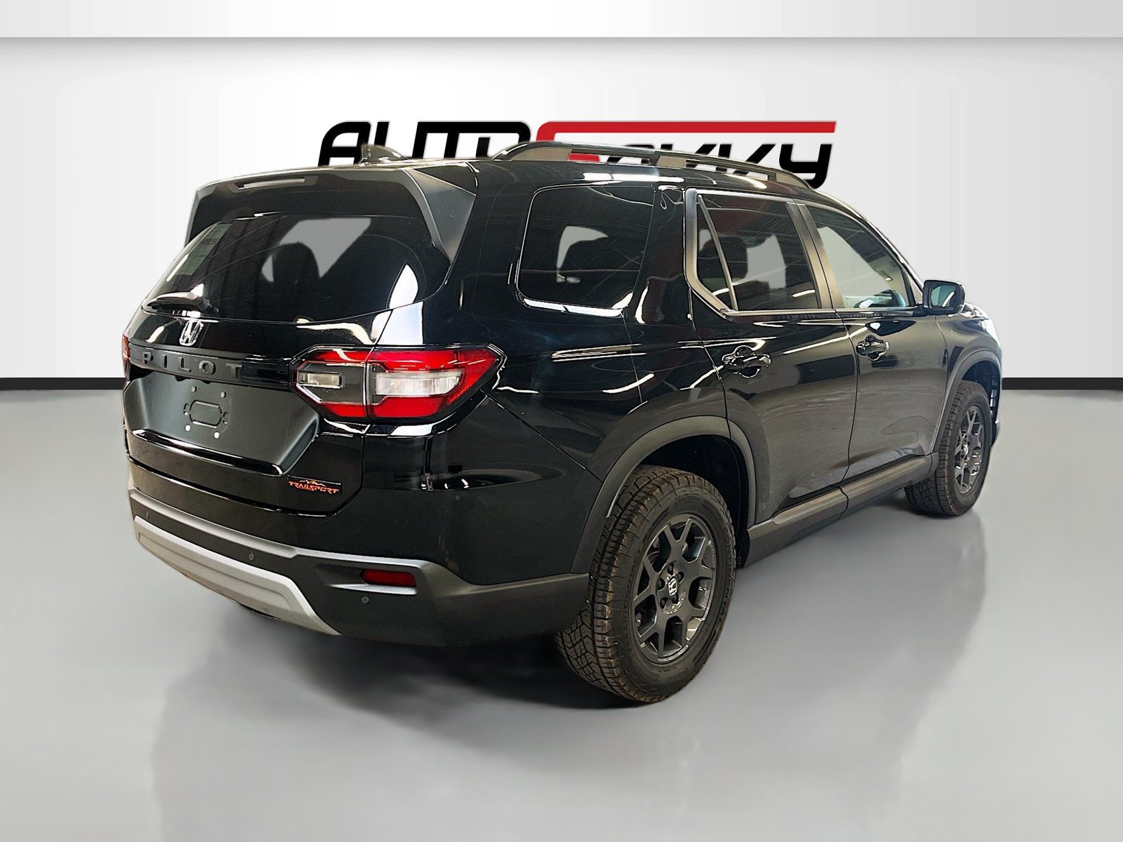 Used 2025 Honda Pilot TrailSport image 7