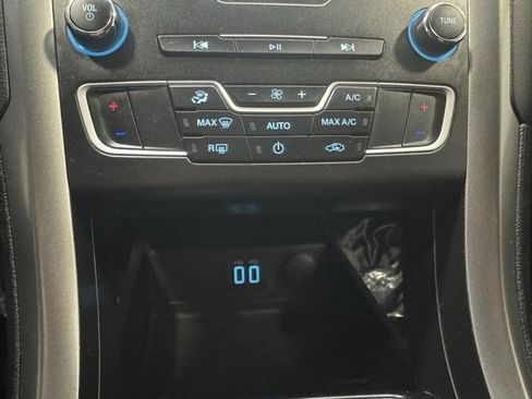 Used 2020 Ford Fusion SE image 21