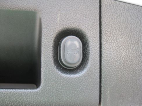 Used 2018 Chevrolet Suburban LT RWD image 34