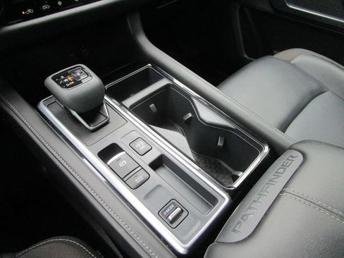 Used 2024 Nissan Pathfinder SL FWD image 36