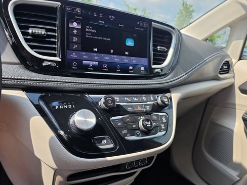Used 2023 Chrysler Pacifica Touring-L AWD/4WD image 26