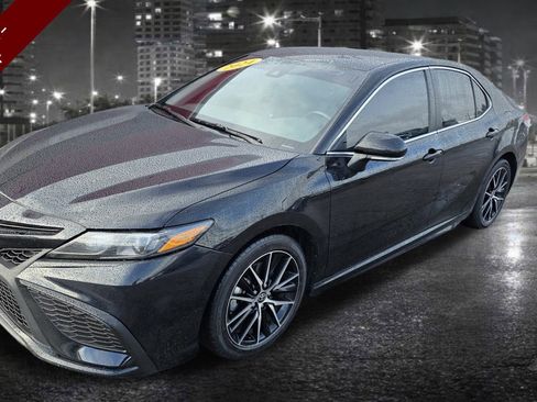 Used 2024 Toyota Camry SE image 3