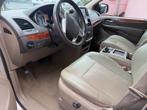 Used 2015 Chrysler Town & Country Touring-L w/ Driver Convenience Group FWD image 6
