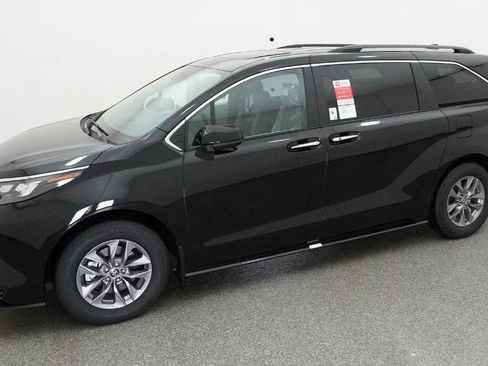 New 2026 Toyota Sienna XLE image 5