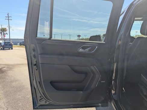 Used 2022 GMC Yukon XL SLT w/ SLT Premium Package image 25