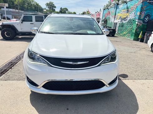 Used 2017 Chrysler Pacifica Limited FWD image 2