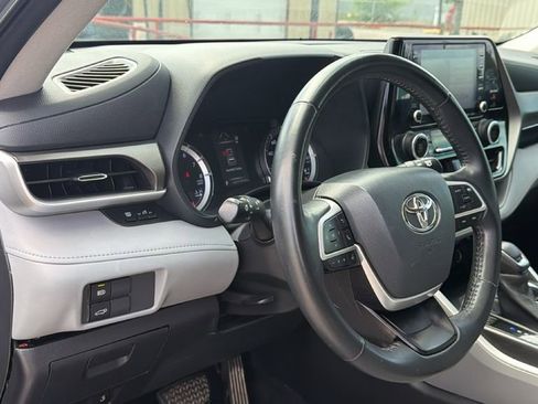 Used 2022 Toyota Highlander LE FWD image 22
