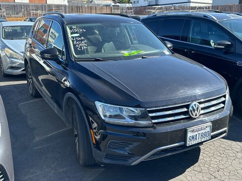 Used 2019 Volkswagen Tiguan SE w/ Panoramic Sunroof Package image 2