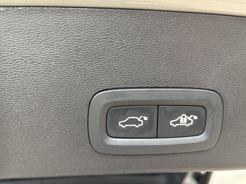 Certified 2025 Volvo XC40 B5 Core image 40