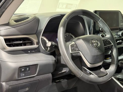 Used 2023 Toyota Highlander XLE FWD image 17