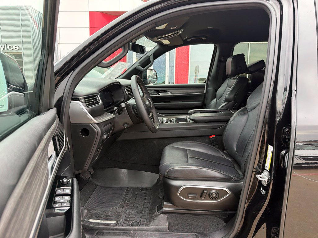 Used 2024 Jeep Wagoneer L Series II w/ Flexible Seating Group AWD/4WD image 13