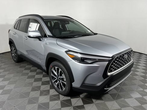 Used 2023 Toyota Corolla Cross XLE w/ Convenience Package FWD image 3