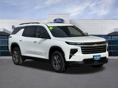 Used 2025 Chevrolet Traverse LT image 2