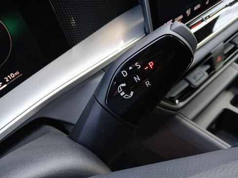 New 2026 Volkswagen Tiguan SE R-Line FWD image 23