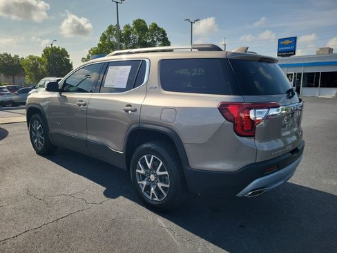 Used 2022 GMC Acadia SLT w/ Technology Package FWD image 3