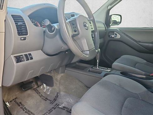 Used 2011 Nissan Frontier SV w/ SV Premium Utility Pkg image 9