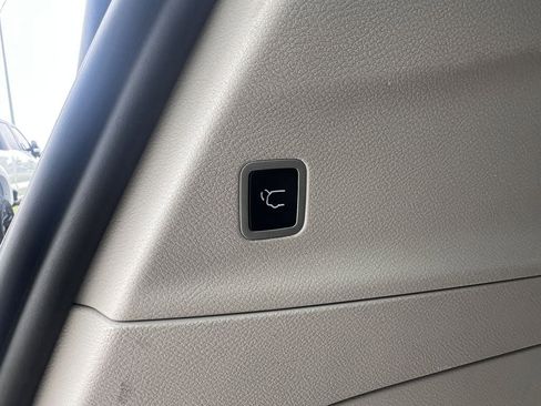 Used 2024 Chrysler Pacifica Touring-L FWD image 16