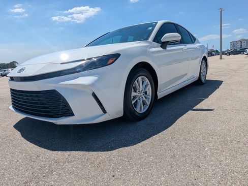 Used 2025 Toyota Camry LE FWD image 10