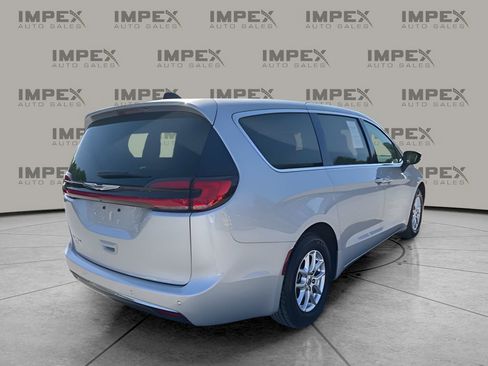 Used 2023 Chrysler Pacifica Touring-L FWD image 5