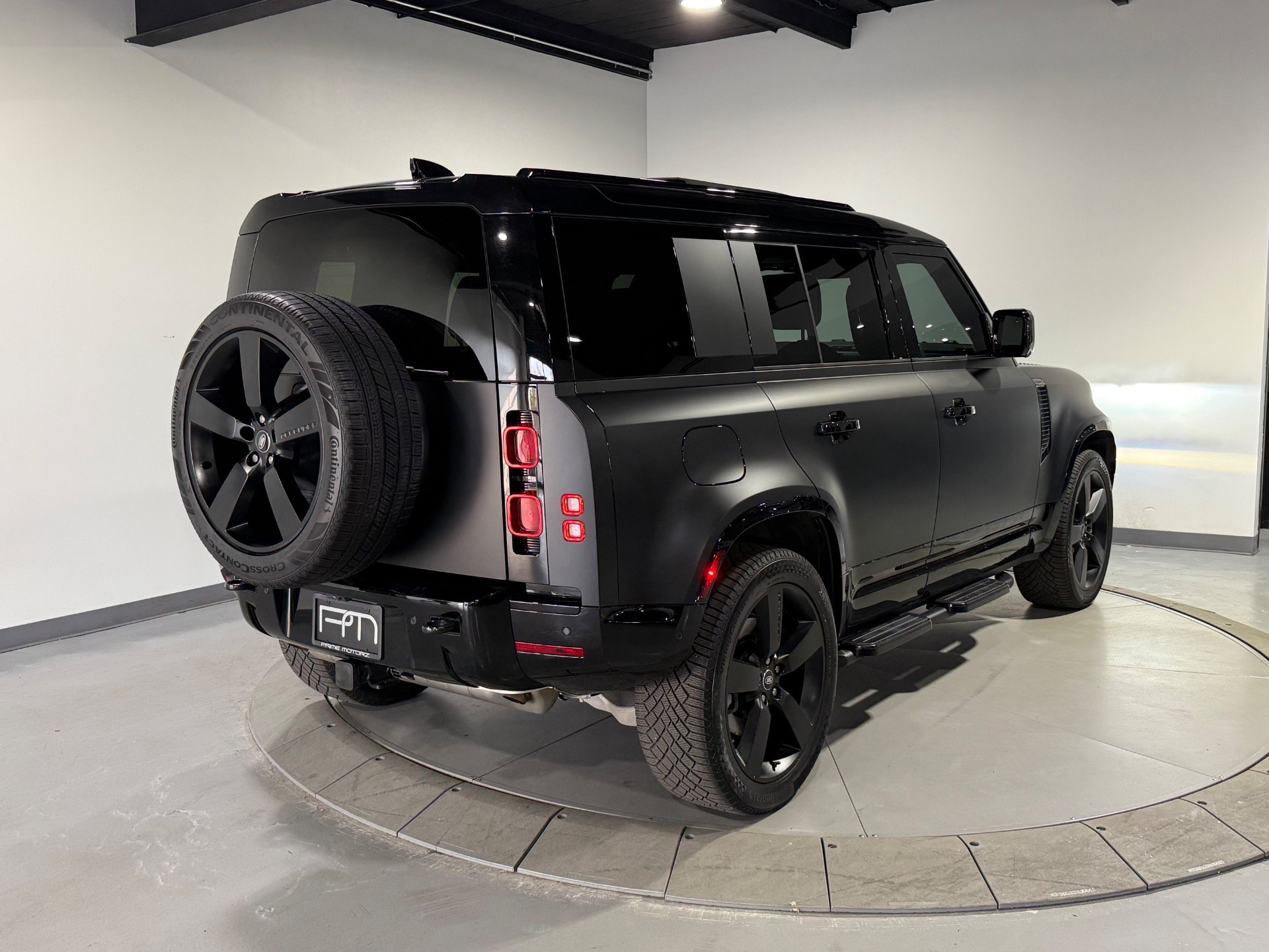 Used 2025 Land Rover Defender 110 X-Dynamic SE AWD/4WD image 12