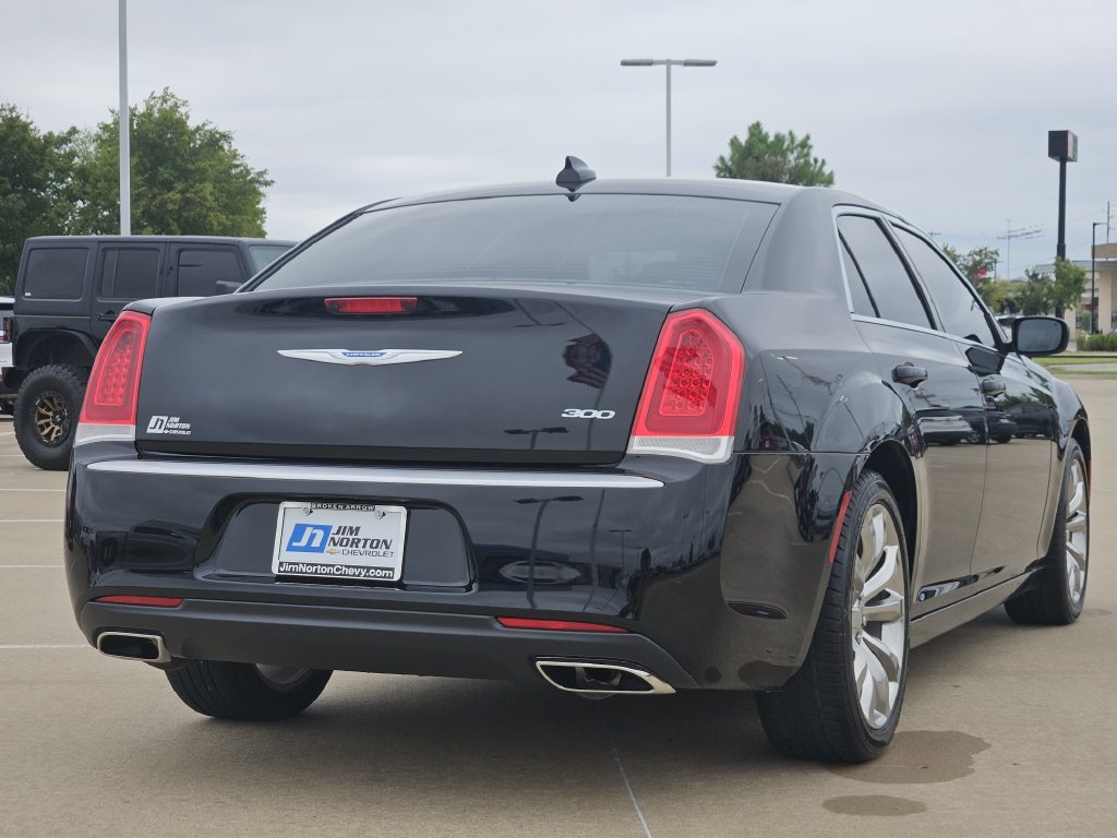 Used 2020 Chrysler 300 Touring w/ Chrome Appearance Package RWD image 7