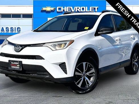 Used 2018 Toyota RAV4 LE AWD/4WD image 2