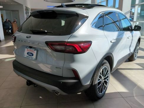 New 2025 Ford Escape SE w/ Class II Trailer Tow Package FWD image 3