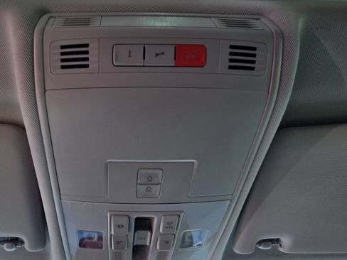 Used 2018 Volkswagen Tiguan SE w/ Panoramic Sunroof Package FWD image 15