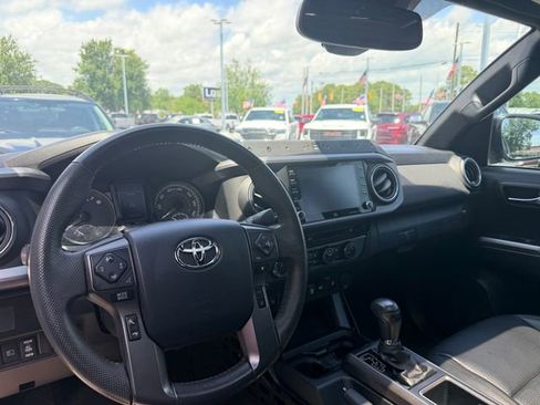 Used 2020 Toyota Tacoma TRD Off-Road w/ TRD Premium Off Road Package AWD/4WD image 12
