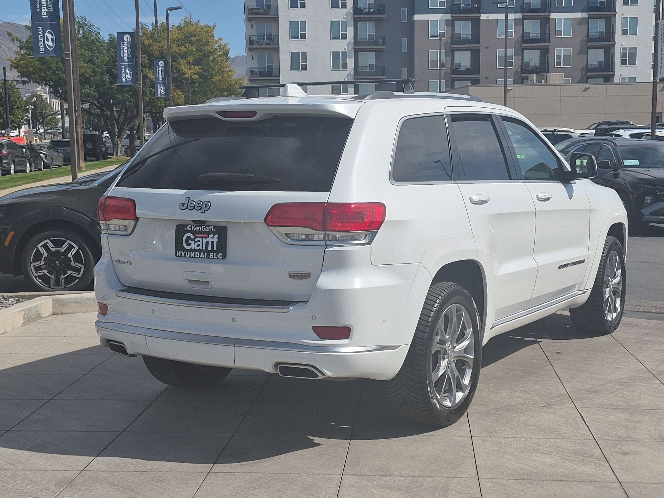 Used 2020 Jeep Grand Cherokee Summit AWD/4WD image 3