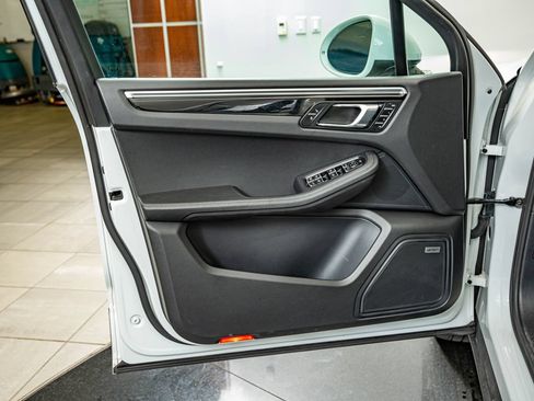 Used 2018 Porsche Macan AWD/4WD image 24