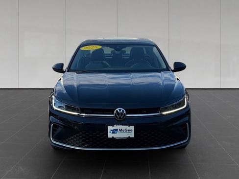 Used 2025 Volkswagen Jetta SE FWD image 8