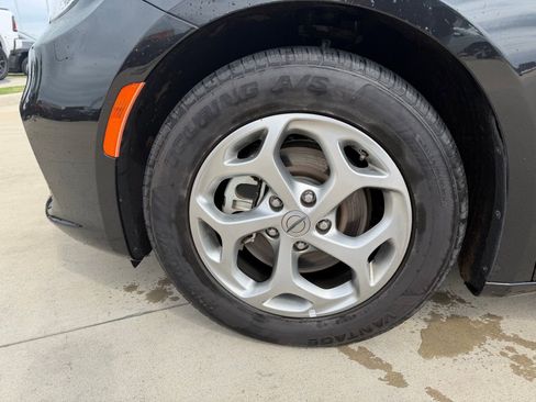 Used 2023 Chrysler Pacifica Limited image 9