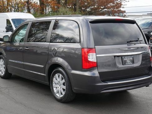 Used 2015 Chrysler Town & Country Touring image 8