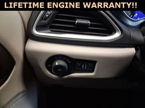 Used 2024 Chrysler Pacifica Touring-L image 18