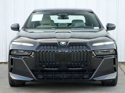 Used 2023 BMW i7 xDrive60 w/ Executive Package 2 image 7