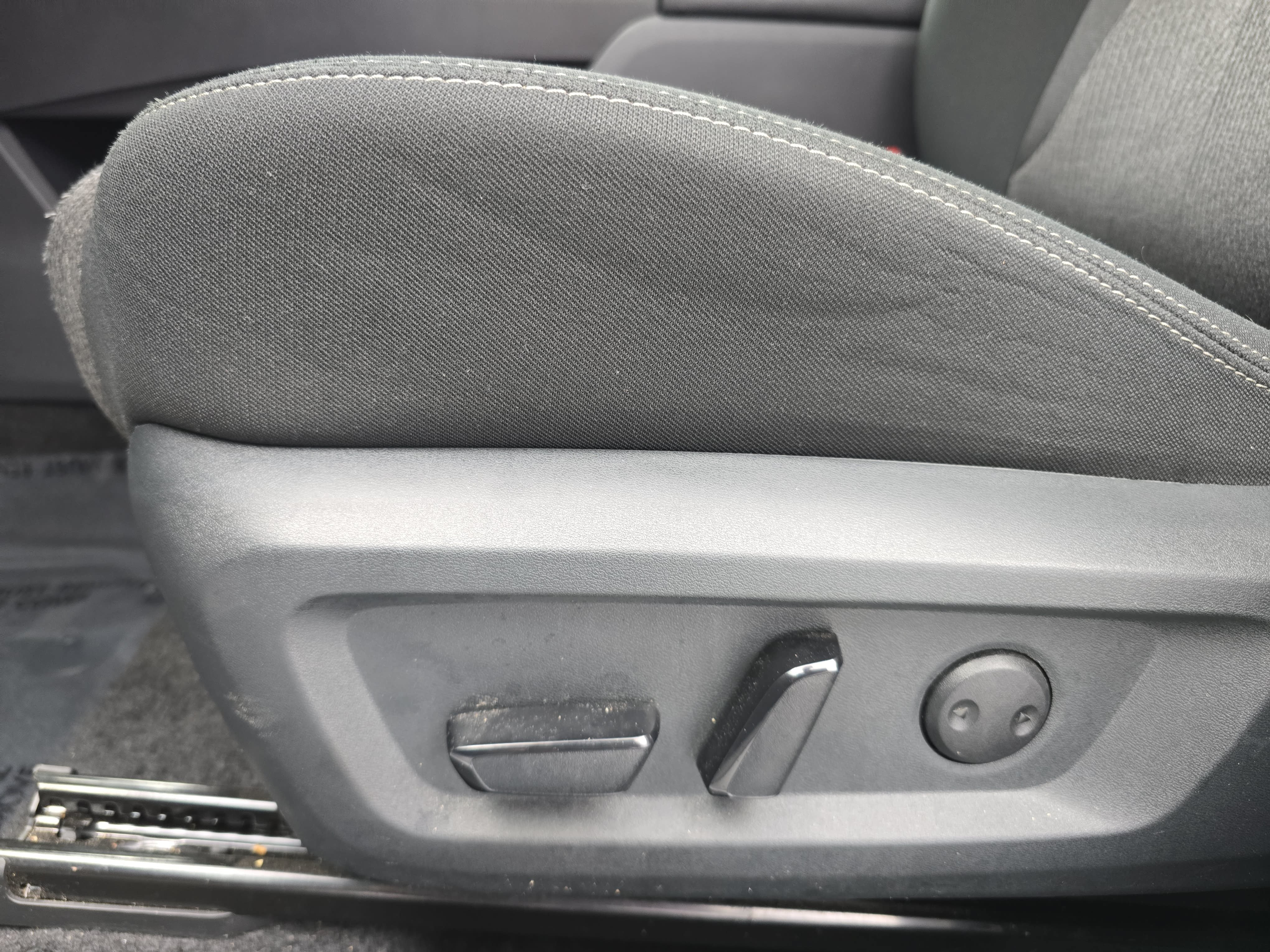 Certified 2025 Nissan Rogue SV FWD image 28