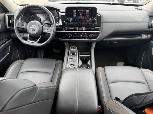 Used 2025 Nissan Pathfinder SL AWD/4WD image 17