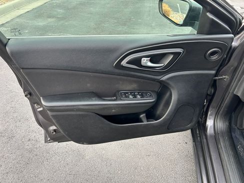 Used 2015 Chrysler 200 Limited w/ Convenience Group image 9